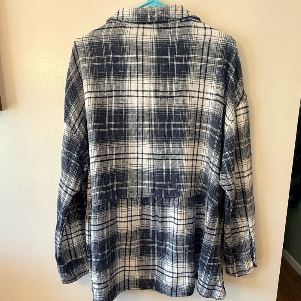 American Eagle Outfitters Navy & white Plaid High- Low Oversized button Shirt - Picture 4 of 6